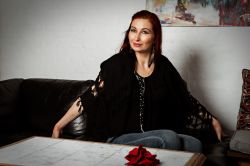 220403-0266goldblack